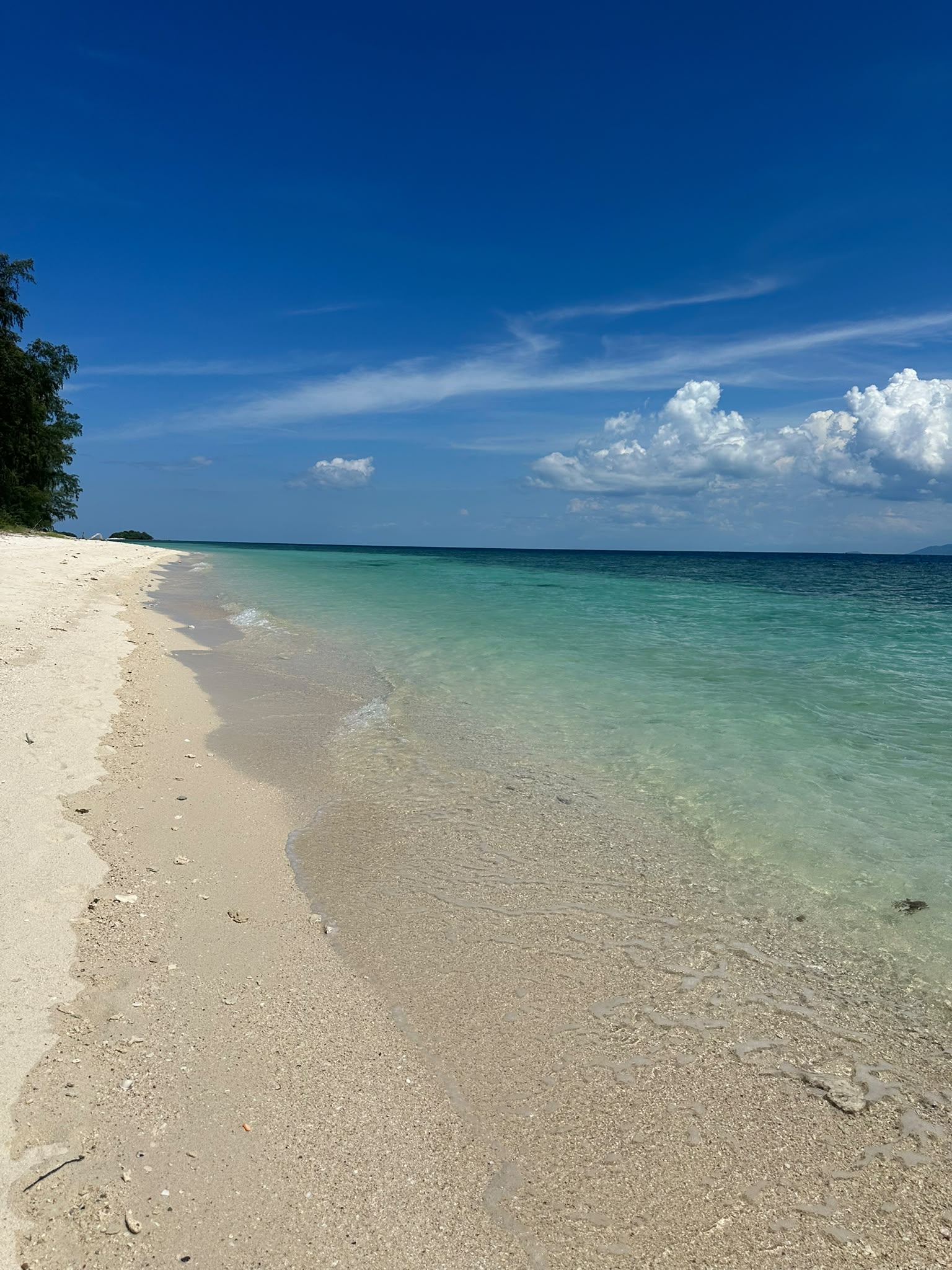 Ein endloser, weißer Sandstrand schmiegt sich an kristallklares, türkisfarbenes Wasser unter einem strahlend blauen Himmel. Dieses unberührte tropische Paradies lädt dazu ein, die Seele baumeln zu lassen und den Alltag komplett zu vergessen. Sichern Sie sich Ihren Platz an diesem Traumstrand und erleben Sie unvergessliche Wohlfühlmomente.