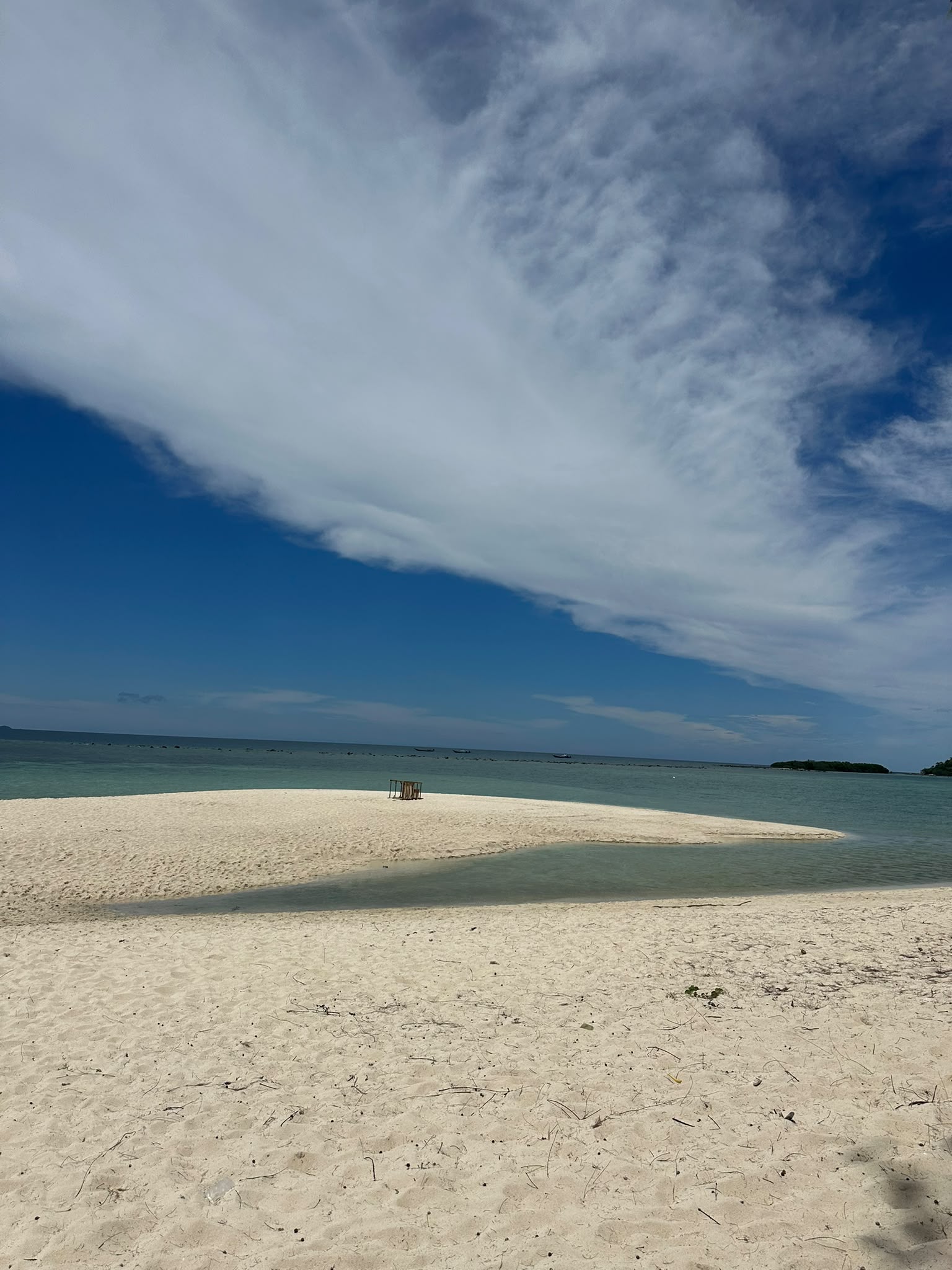 Erleben Sie die pure Magie einer einsamen Sandbank, sanft umspült von kristallklarem, türkisblauem Wasser unter einem spektakulären Himmel. Dieser unberührte Traumstrand bietet die perfekte Kulisse, um die Seele baumeln zu lassen und dem Alltag komplett zu entfliehen. Sichern Sie sich Ihre Auszeit im Paradies und lassen Sie diesen Urlaubstraum Wirklichkeit werden.