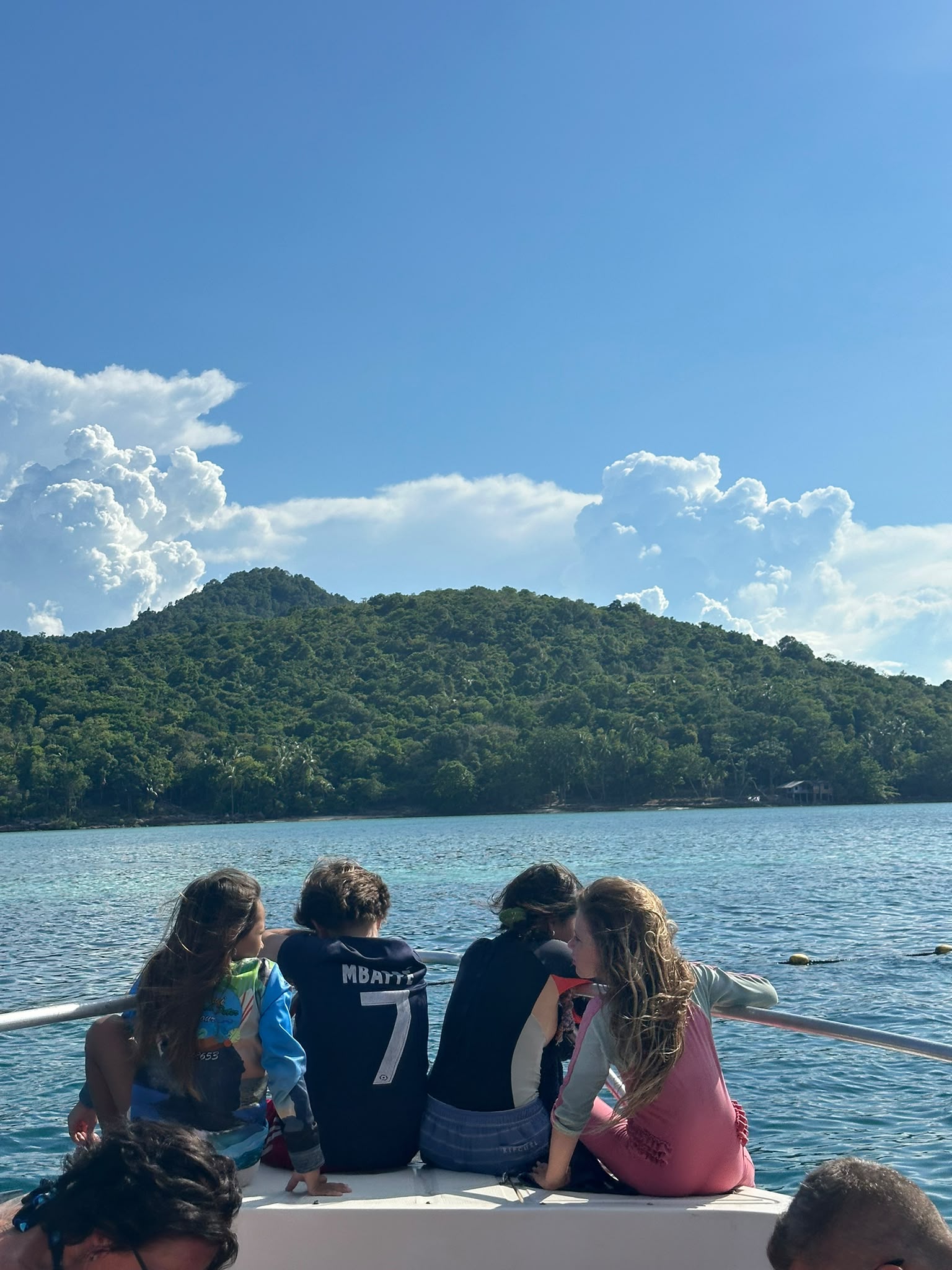 Gleiten Sie gemeinsam mit Ihren Liebsten über das kristallklare Wasser und lassen Sie den Blick über üppig grüne Inselparadiese schweifen. Unsere familienfreundlichen Bootstouren bieten die perfekte Mischung aus Abenteuer und Entspannung inmitten einer traumhaften Naturkulisse. Sichern Sie sich Ihren Platz an Bord und schaffen Sie Erinnerungen, die ein Leben lang bleiben.