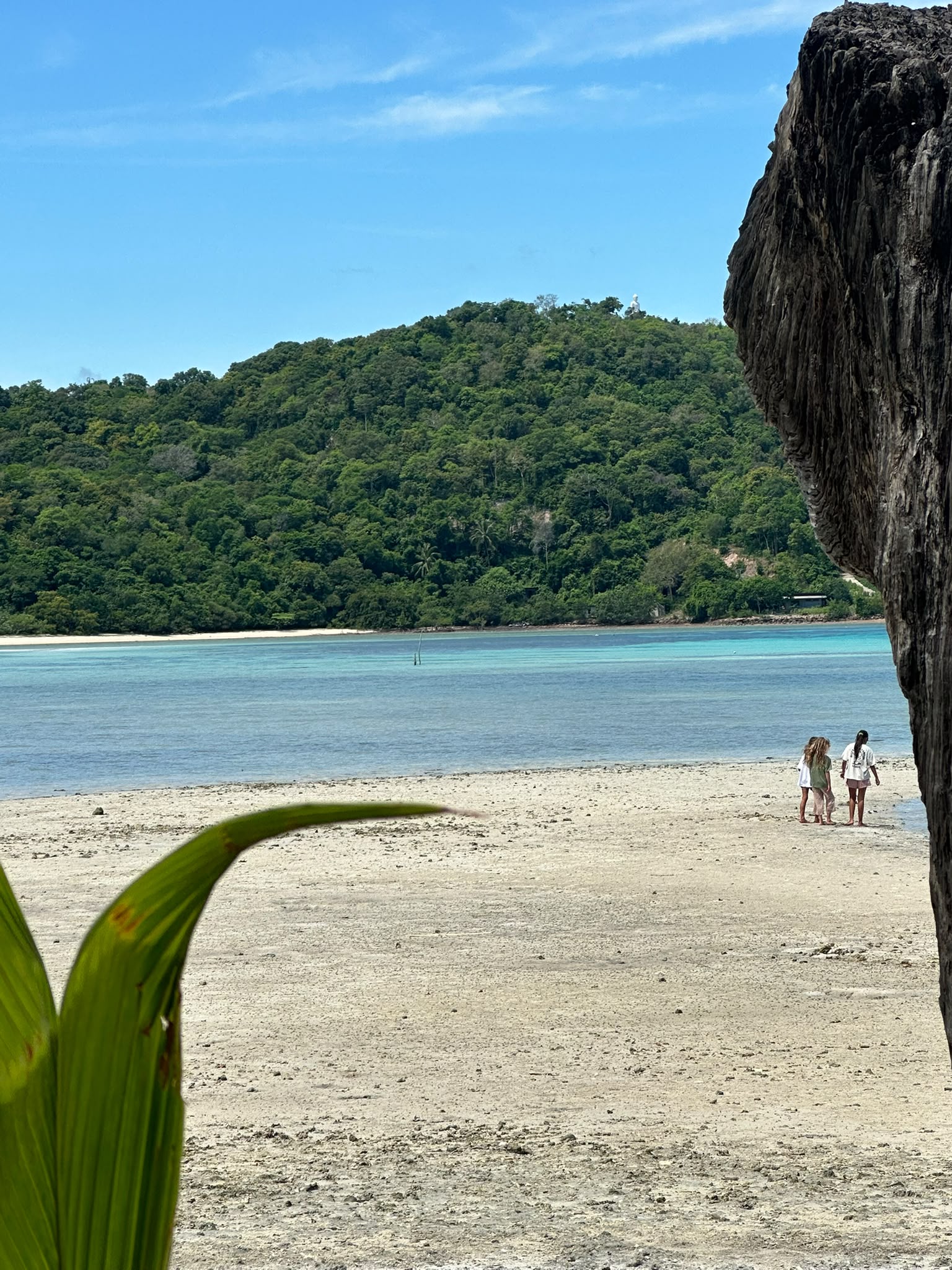 Kristallklares, türkisfarbenes Wasser und ein weiter Sandstrand laden dazu ein, die Seele baumeln zu lassen, während im Hintergrund üppig grüne Hügel emporragen. Entdecken Sie die unberührte Schönheit dieses tropischen Paradieses und lassen Sie den Alltag weit hinter sich. Sichern Sie sich jetzt Ihre Auszeit im Paradies und erleben Sie unvergessliche Momente.