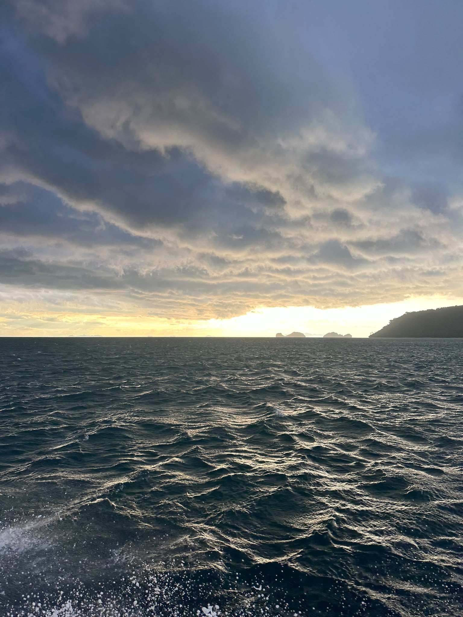 Gleiten Sie dem Horizont entgegen und erleben Sie das faszinierende Zusammenspiel aus tiefblauem Meer und goldenem Abendlicht. Diese magische Bootstour entführt Sie in eine Welt der Ruhe und unberührten Natur, weit weg vom Alltag. Sichern Sie sich Ihren Platz an Bord und lassen Sie sich von diesem unvergesslichen Sonnenuntergang verzaubern.