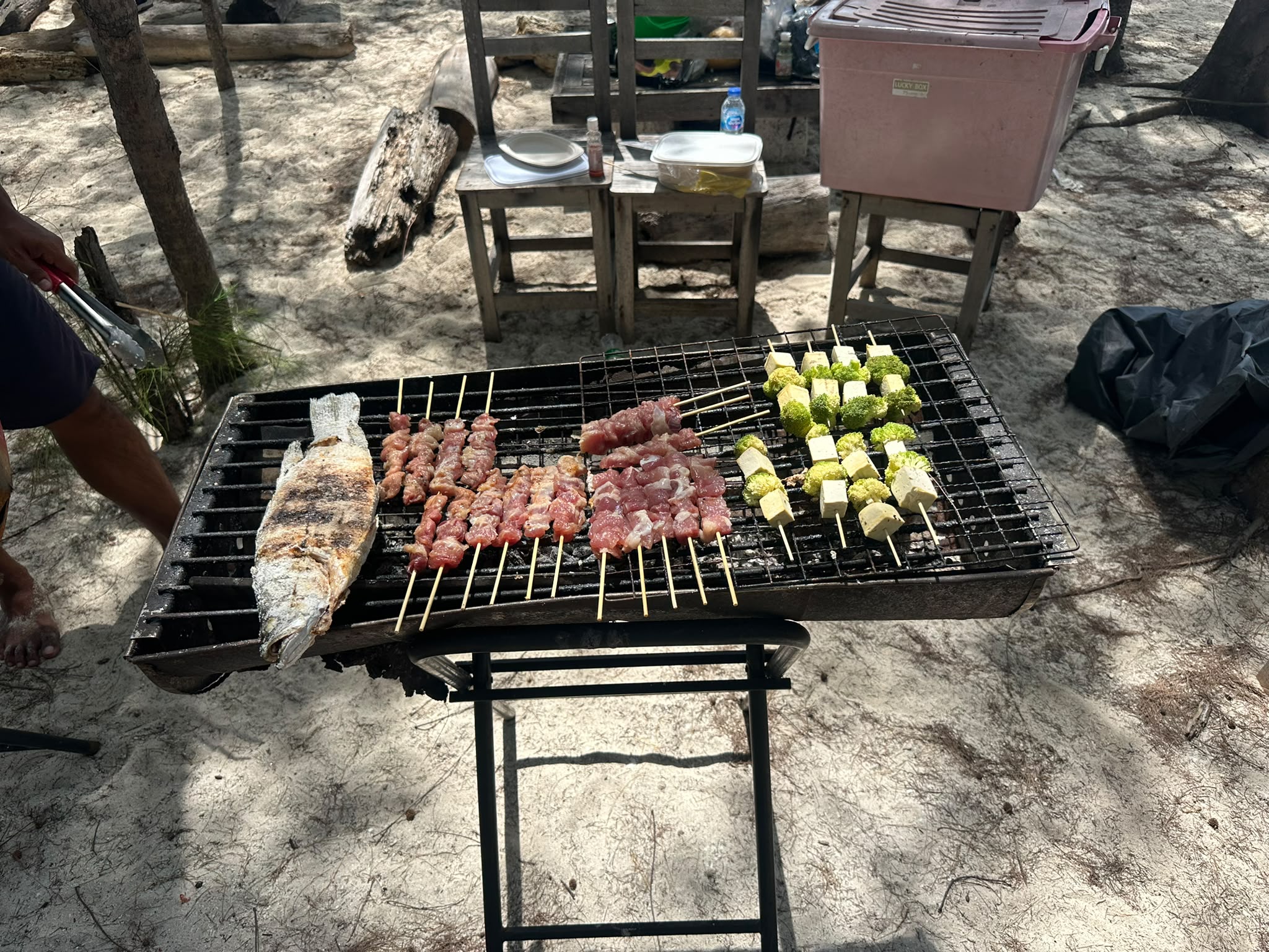 Genießen Sie fangfrischen Fisch und köstliche Grillspieße bei einem idyllischen Barbecue direkt am feinen Sandstrand. Unsere exklusiven Tagestouren bieten Ihnen nicht nur atemberaubende Landschaften, sondern auch authentische kulinarische Erlebnisse unter freiem Himmel. Lassen Sie sich dieses geschmackvolle Abenteuer nicht entgehen und reisen Sie mit uns ins Paradies.