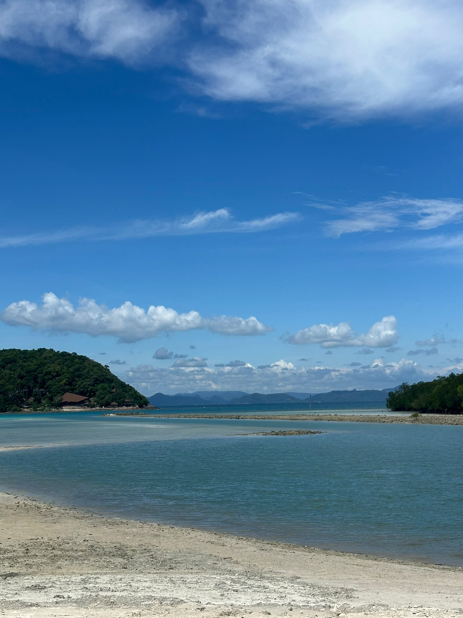 Kristallklares, türkisfarbenes Wasser umspielt sanft die feinen Sandbänke dieses tropischen Paradieses, das von üppig grünen Hügeln eingerahmt wird. Lassen Sie den Alltag hinter sich und finden Sie an diesem malerischen Küstenstreifen Ihre ganz persönliche Oase der Ruhe. Sichern Sie sich jetzt Ihren Platz im Paradies und erleben Sie unvergessliche Momente unter strahlend blauem Himmel.