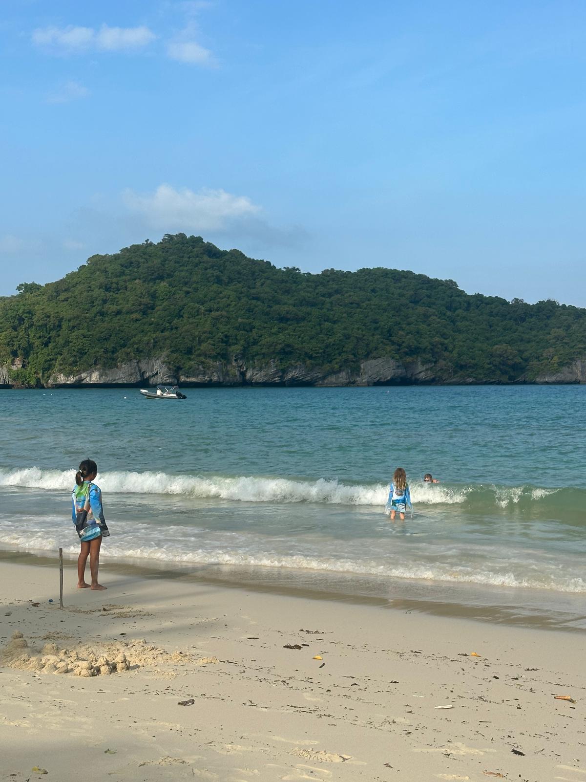 Sanfte Wellen, feiner Sandstrand und das endlose Blau des Meeres erwarten Sie an diesem unberührten Inselparadies. Während die Kinder sicher im seichten, türkisfarbenen Wasser spielen, bietet die üppig grüne Kulisse den perfekten Rahmen für Erholung und Abenteuer. Lassen Sie sich von der Magie dieses Ortes verzaubern und planen Sie Ihre nächste Traumreise mit uns.