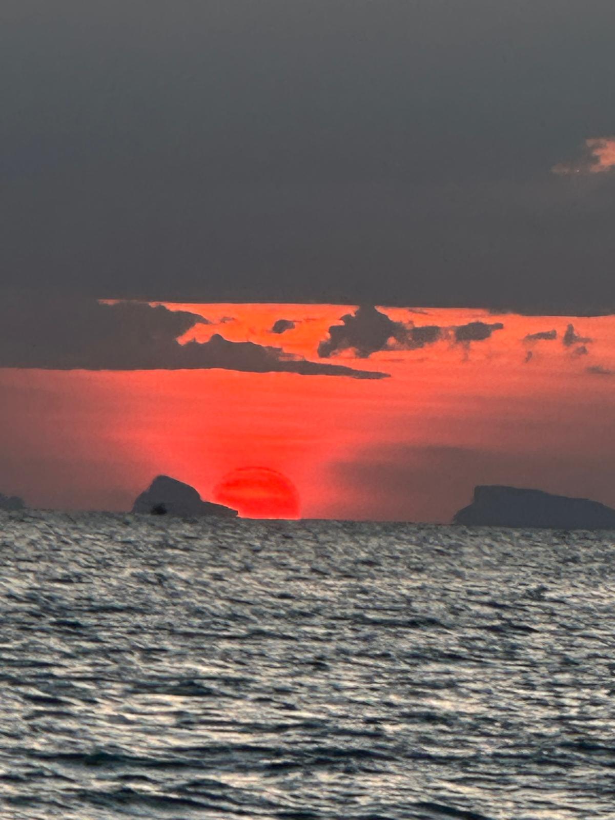 Erleben Sie den Zauber, wenn die Sonne als glühend roter Ball hinter den Silhouetten ferner Inseln im Meer versinkt. Unsere exklusiven Abendtouren bringen Sie hautnah an dieses spektakuläre Naturschauspiel heran – ein unvergesslicher Moment, der nur darauf wartet, von Ihnen entdeckt zu werden.