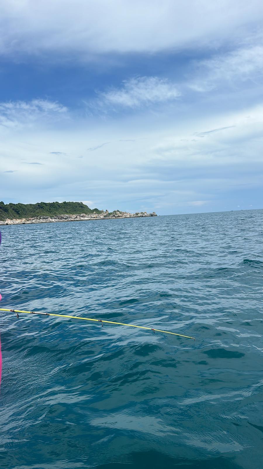 Spüren Sie die sanfte Meeresbrise und das Abenteuer auf dem weiten, tiefblauen Ozean bei einer unvergesslichen Bootstour. Während die malerische Küste am Horizont vorbeizieht, bietet sich Ihnen die perfekte Gelegenheit, beim Angeln die absolute Ruhe der Natur zu genießen. Begleiten Sie uns auf das Wasser und erleben Sie dieses maritime Highlight hautnah.
