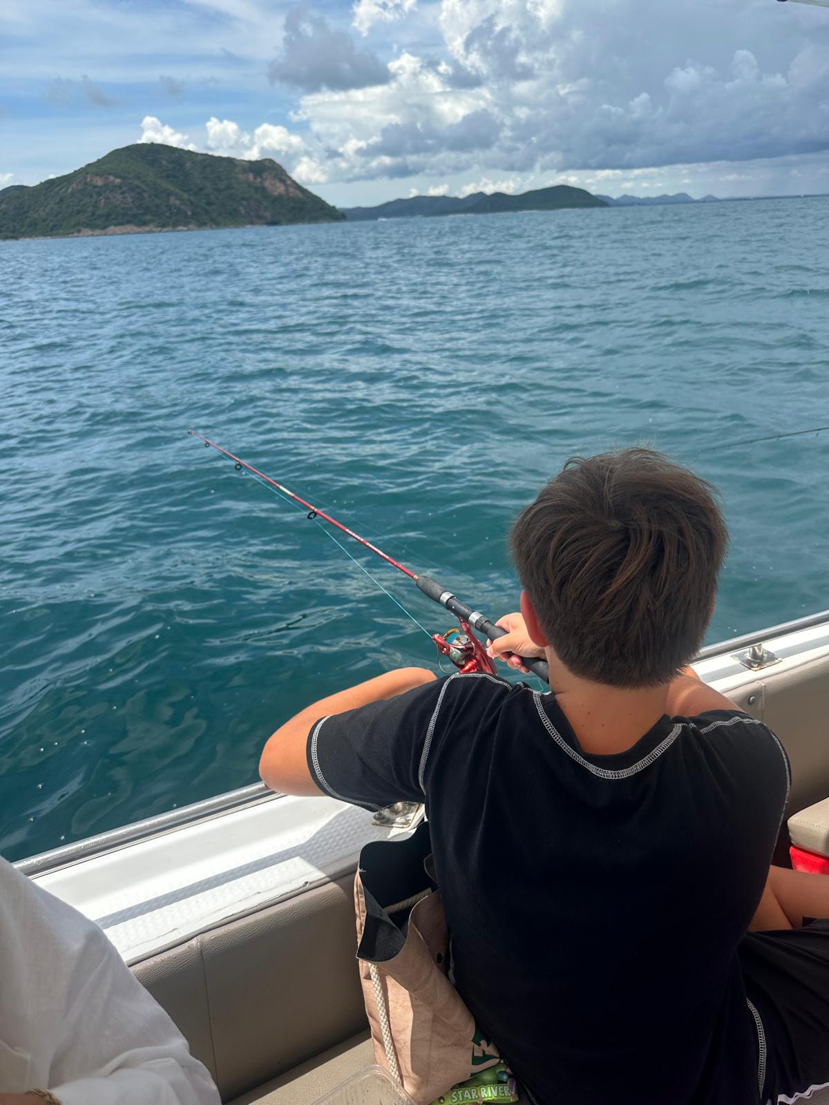 Erleben Sie die perfekte Mischung aus Abenteuer und Entspannung bei einer exklusiven Bootstour für die ganze Familie. Während die Angel im tiefblauen Wasser ausgeworfen ist, zieht die malerische Inselkulisse an Ihnen vorbei – ein unvergesslicher Tag auf dem Meer wartet auf Sie.