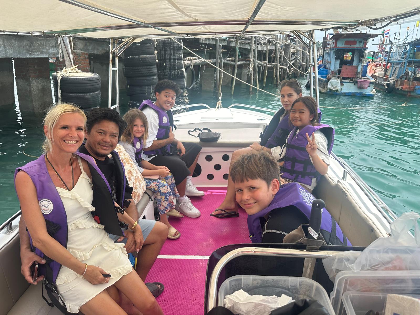 Erleben Sie unvergessliche Momente mit Ihren Liebsten bei einer exklusiven Bootstour durch malerische Küstengewässer. Entdecken Sie verborgene Buchten, genießen Sie die frische Meeresbrise und schaffen Sie gemeinsame Erinnerungen, die ein Leben lang bleiben. Sichern Sie sich jetzt Ihren Platz an Bord für Ihr nächstes großes Abenteuer!