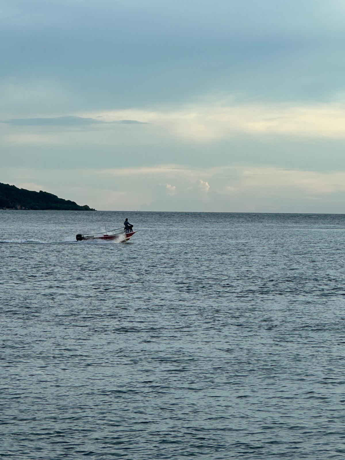 Fahrt in den Horizont auf offenem Meer
