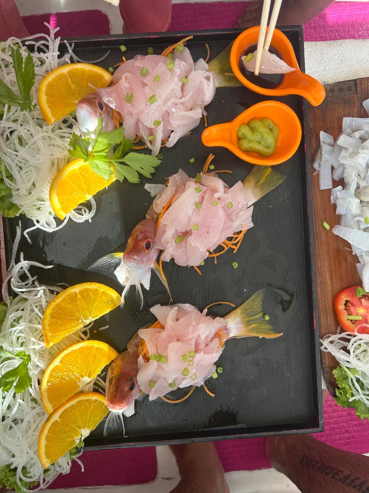 Sashimi-Platte frisch auf dem Boot angerichtet