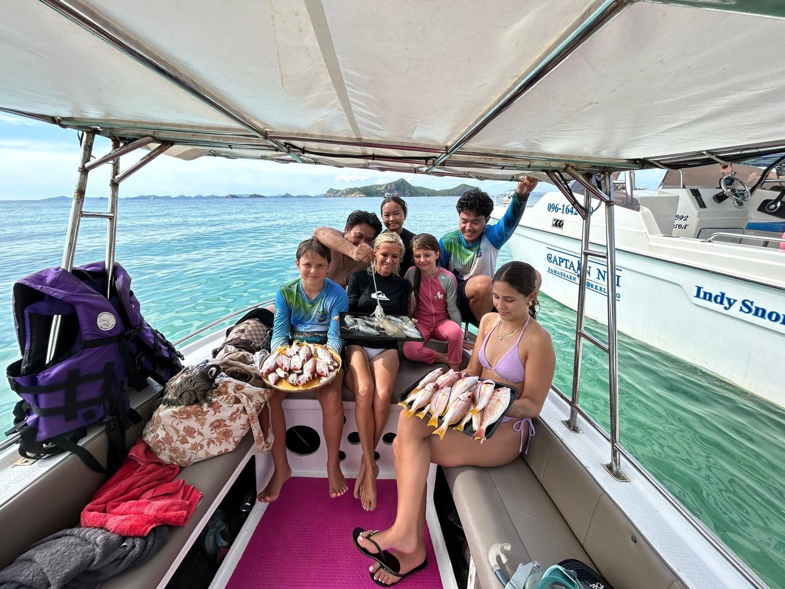 Erleben Sie gemeinsam mit Ihren Liebsten das Abenteuer eines erfolgreichen Angeltörns auf kristallklarem, türkisfarbenem Wasser. Umgeben von einer traumhaften Inselkulisse verbindet diese exklusive Bootstour pure Entspannung mit unvergesslichen Momenten des gemeinsamen Glücks. Bereit für Ihr eigenes maritimes Abenteuer?