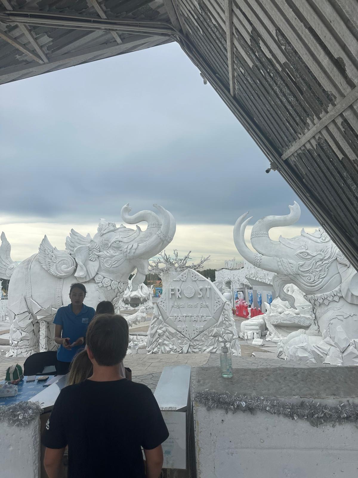 Entdecken Sie eine eisige Oase im Herzen Thailands und lassen Sie sich von den kunstvollen, schneeweißen Riesenskulpturen im „Frost Magical Ice of Siam“ in Pattaya verzaubern. Dieses einzigartige Ausflugsziel verbindet thailändische Mythologie mit frostiger Magie – ein unvergessliches Abenteuer, das auf Ihrer Reiseliste nicht fehlen darf.