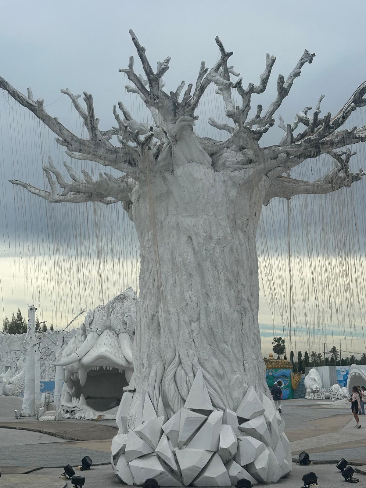 Tauchen Sie ein in eine magische Welt aus schneeweißen Kunstwerken und fantastischen Fabelwesen, die Ihre Vorstellungskraft beflügeln. Entdecken Sie diesen beeindruckenden, mystischen Baum und viele weitere faszinierende Skulpturen auf unserer unvergesslichen Entdeckungstour.