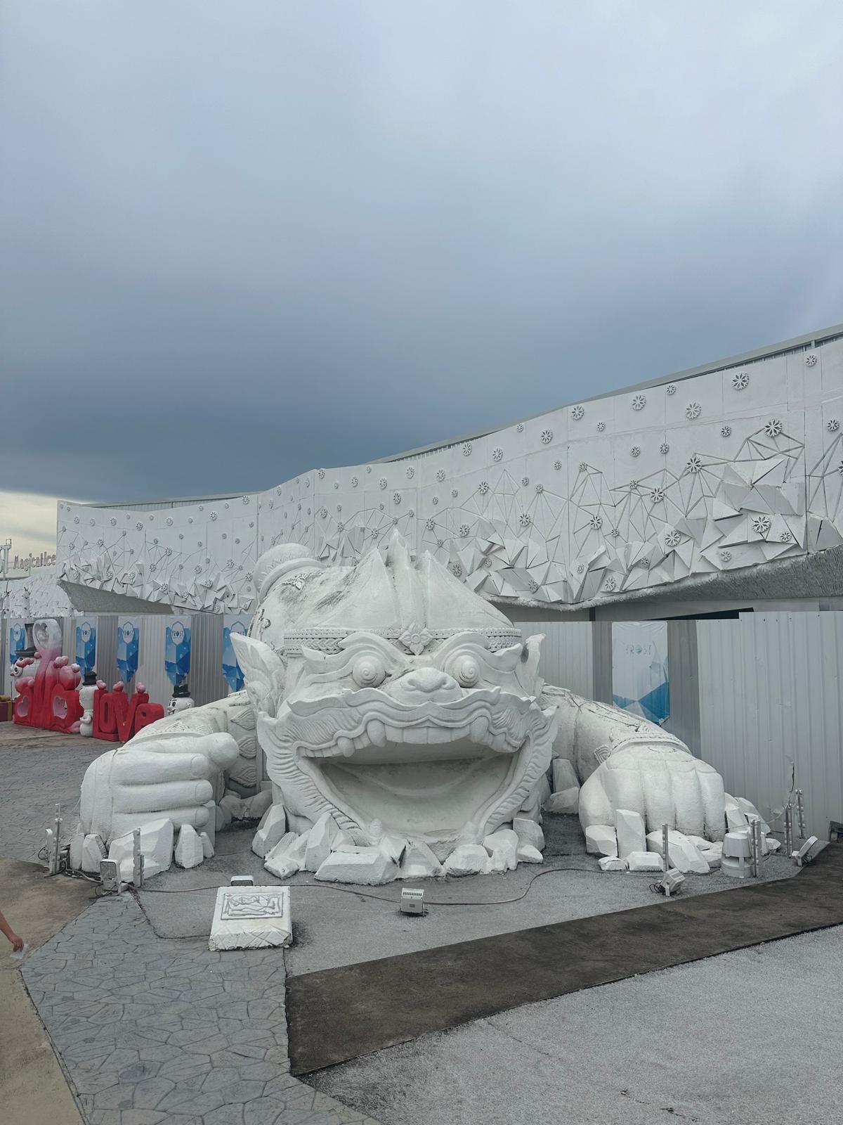 Tauchen Sie ein in eine faszinierende Winterwelt mitten in den Tropen und bestaunen Sie kunstvolle, monumentale Skulpturen, die thailändische Mythen im eisigen Gewand zum Leben erwecken. Dieses einzigartige Erlebnis im „Frost Magical Ice of Siam“ bietet eine willkommene, magische Abkühlung und unvergessliche Fotomotive für die ganze Familie. Buchen Sie Ihre Tour und lassen Sie sich von dieser eisigen Oase verzaubern.