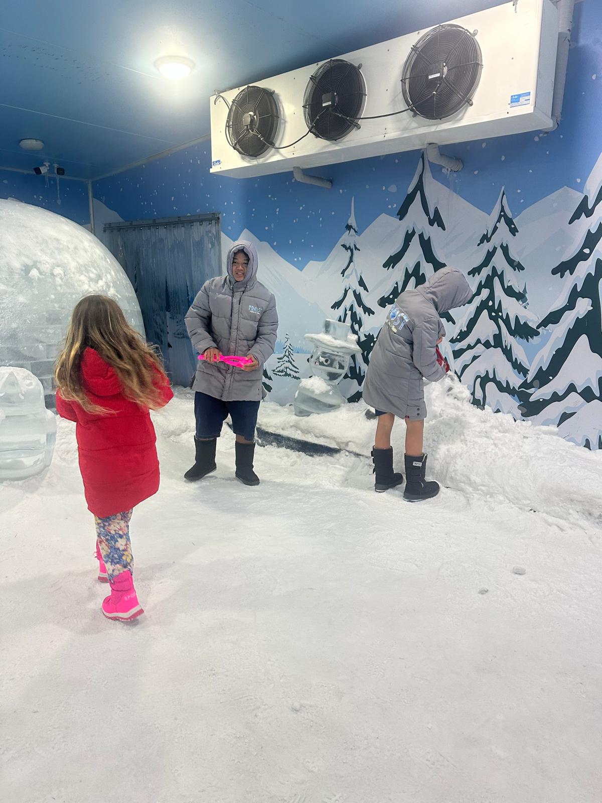 Tauchen Sie ein in ein magisches Winterwunderland und erleben Sie eisigen Spaß für die ganze Familie, mitten im Urlaub. Ob beim Toben im echten Schnee oder beim Entdecken faszinierender Iglus – dieses Abenteuer verspricht unvergessliche Momente und eine willkommene Abkühlung. Sichern Sie sich Ihren Platz für dieses einzigartige Erlebnis und schaffen Sie gemeinsame Erinnerungen, die bleiben.