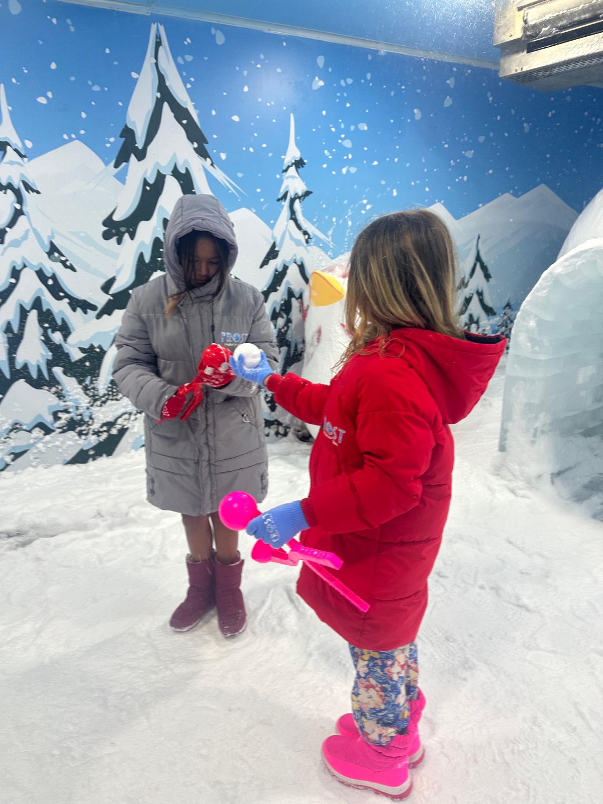 Erleben Sie magischen Schneespaß mitten im Jahr und lassen Sie Kinderträume in unserer faszinierenden Indoor-Eiswelt wahr werden. Ob beim Formen perfekter Schneebälle oder beim Erkunden echter Iglus – hier wartet ein unvergessliches Winterabenteuer auf die ganze Familie. Sichern Sie sich jetzt Ihren Platz und tauchen Sie ein in dieses frostige Vergnügen!